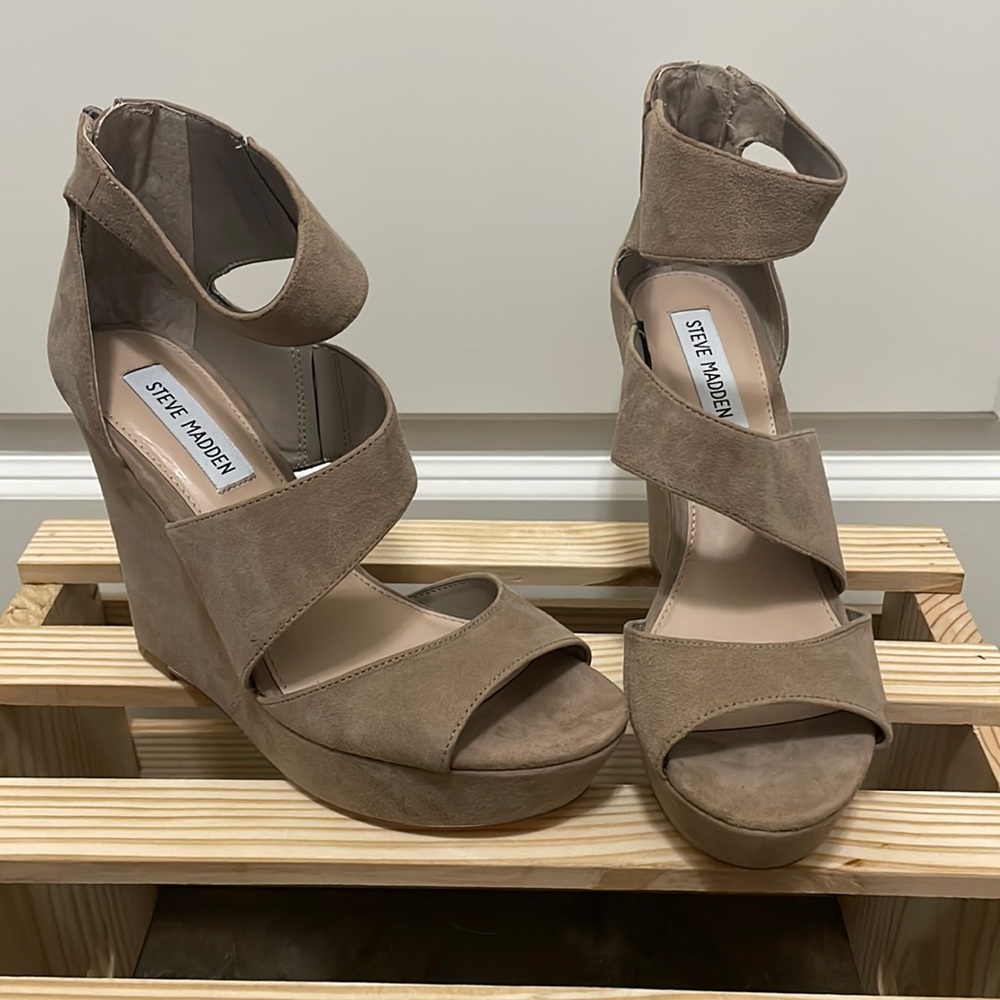 Steve Madden platform wedge sz 7.5 Tan suede zipper closure on back  4.75” heel